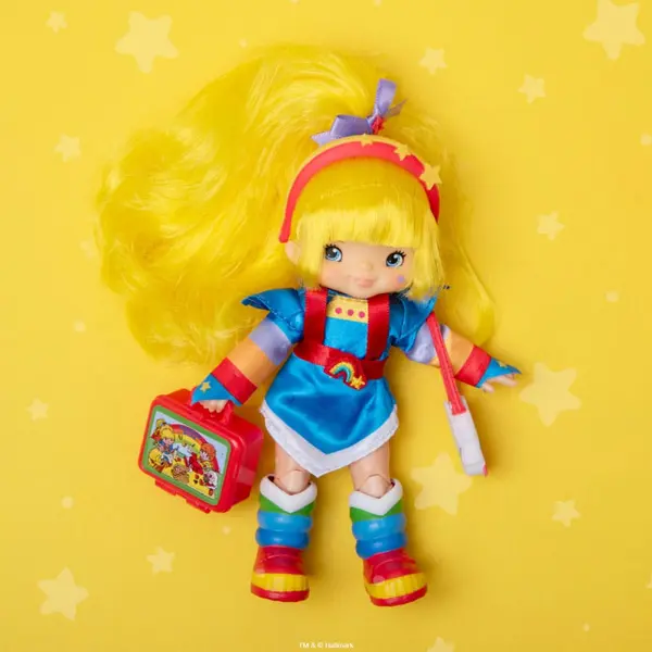 BLONDINE AU PAYS DE L’ARC EN CIEL Poupée Fashion Doll Blondine The Loyal Subjects